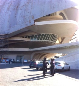 Policías a las puertas del PAlau de les Arts