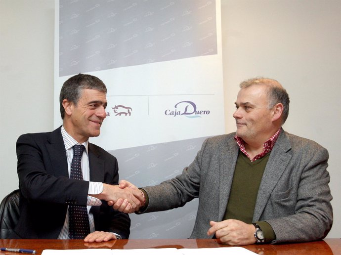 López Enríquez (izda) y Javier Labarga, en la firma del convenio.