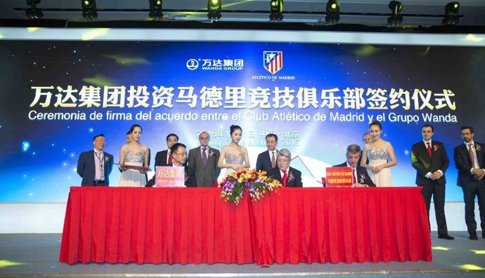 Cerezo, Jianlin  y Gil Marín en la firma del acuerdo