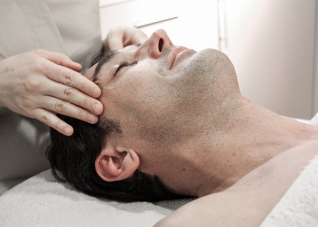 Los tres tratamientos indispensables para mantener la piel joven del hombre 