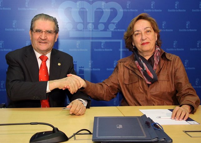 Soriano y Gómez Mora en la firma del convenio