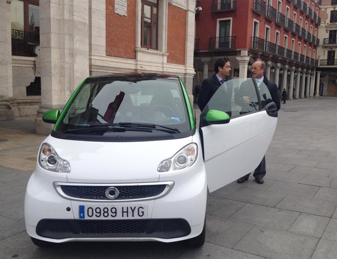 El alcalde de Valladolid y el consejero delegado de Adarse con el Smart eléctric