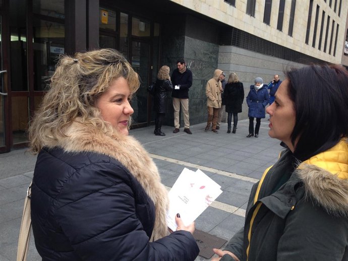 Una de las letradas informa a una mujer sobre la mediación.