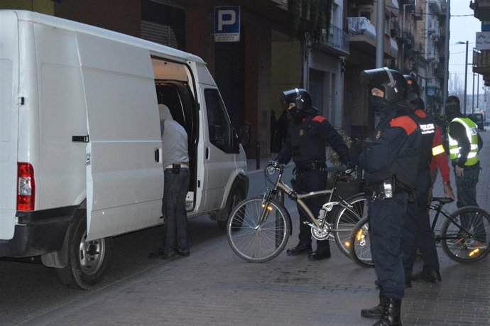 Uno de los registros de los Mossos en la calle del Nord
