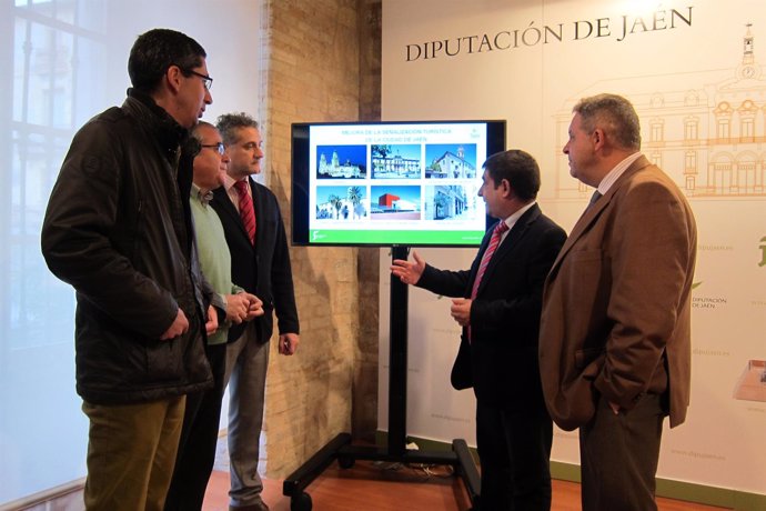 Reyes (2d), junto a representantes de hoteles de Jaén, presenta la señalización.