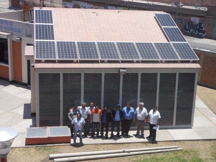 Sistema fotovoltaico instalado en el campus de Tacna (Perú).