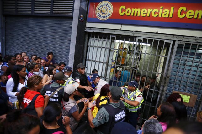 Venezolanos esperan para poder comprar