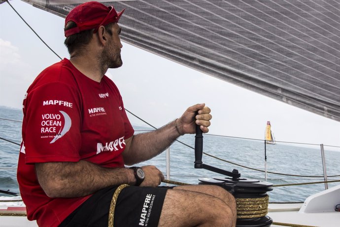 Xabi Fernández, a bordo del 'MAPFRE', observa al 'Abu Dhabi'