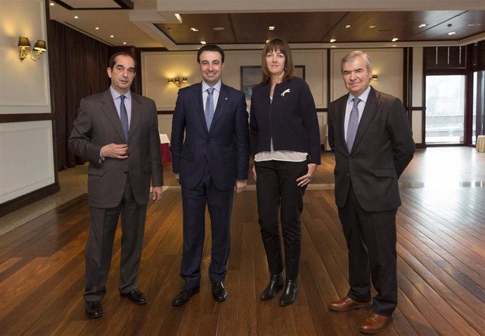 Idoia Mendia y Mikel Torres, con Enrique Portocarrero y José María Bergareche
