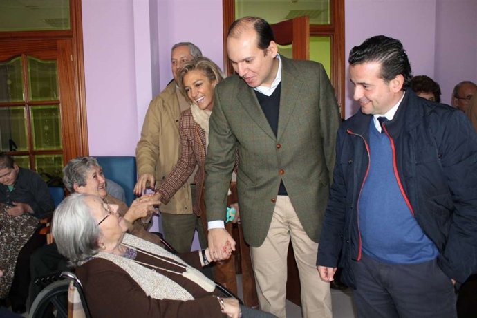 Hernández Carrón en la residencia de mayores de Moraleja