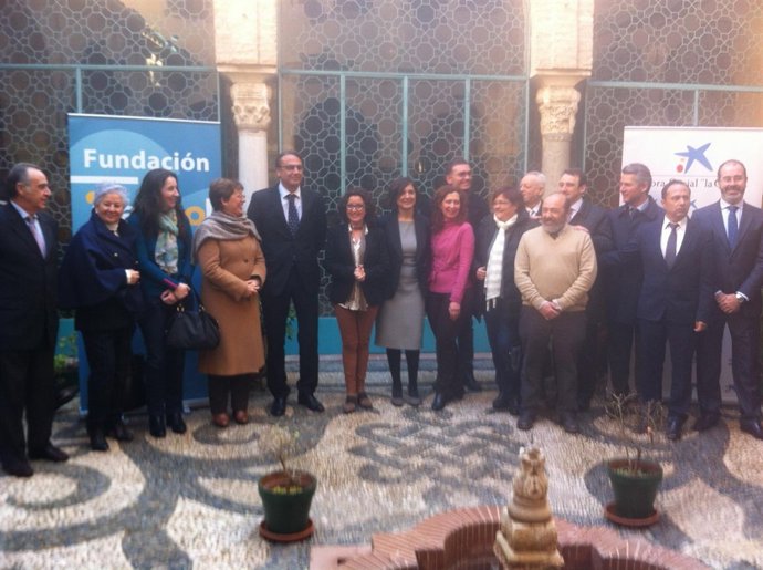 Responsables de la Junta, Caixa y Cajasol con los beneficiarios