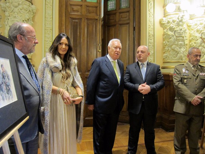 Margallo, en el centro, junto al alcalde, la comisaria y el ministro georgiano.
