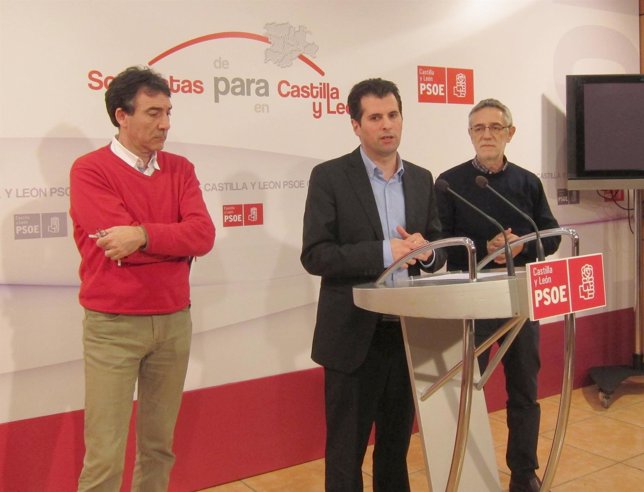 Hernández (i), Tudanca (c) y Prieto (d)