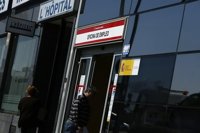 EPA.- La taxa d'atur juvenil baixa tres punts el 2014, fins al 51,8%, i l'atur de llarga durada cau un 7,1%