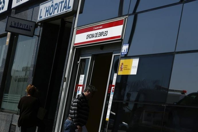 El paro baja en 477.900 personas en 2014 y el empleo crece en 433.900, su primer