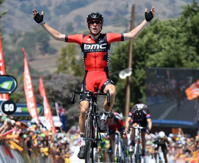 Rohan Dennis celebra su victoria en la tercera etapa del Tour Down Under