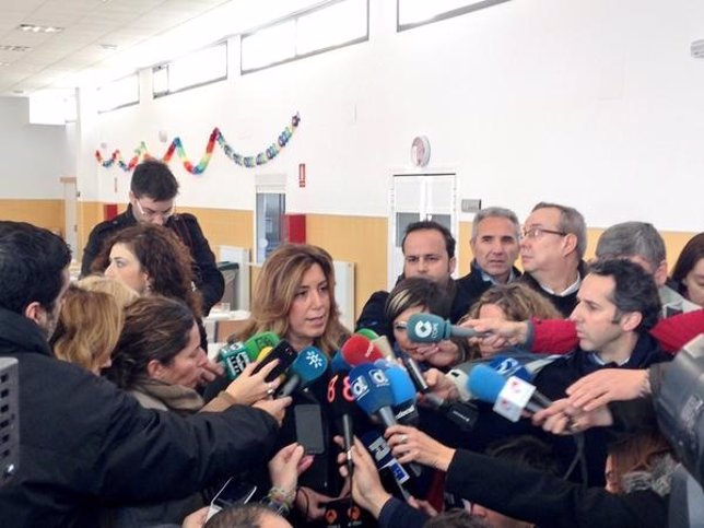 Susana Díaz atiende a los medios en una visita a un colegio