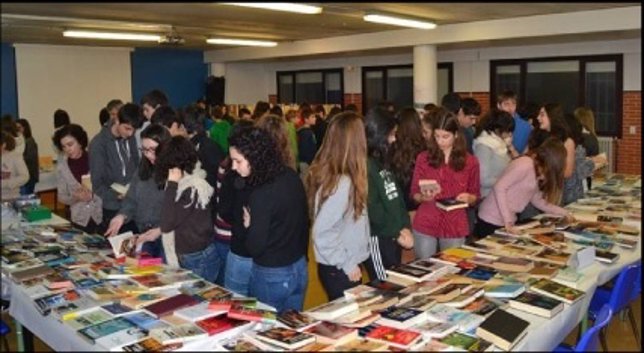 Un grupo de alumnos en el mercadillo solidario.