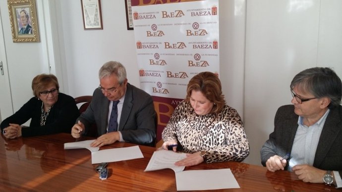 Leocadio Marín y Ángeles Jiménez, en el centro, firman el convenio sobre el CAIT