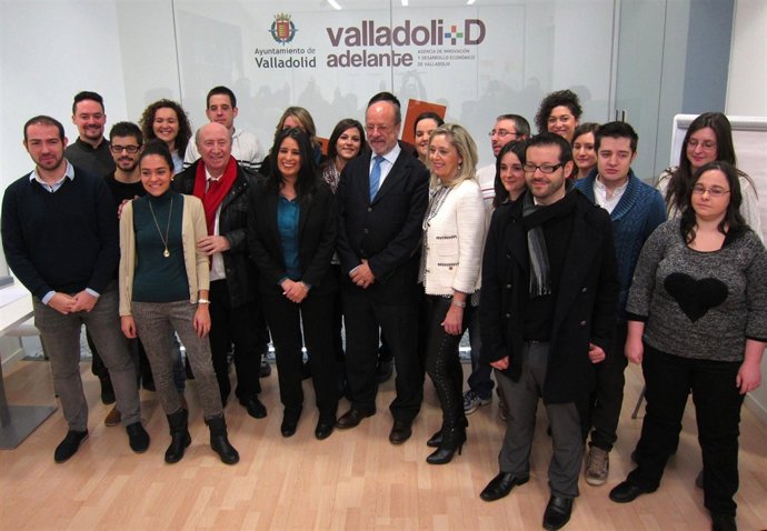 El alcalde de Valladolid, con participantes en la Lanzadera de Empleo