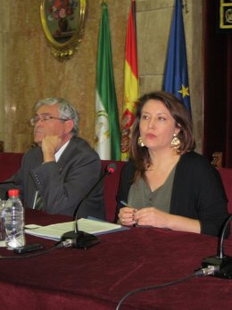 El subdelegado de Almería, Andres García Lorca, y la delegada Carmen Crespo