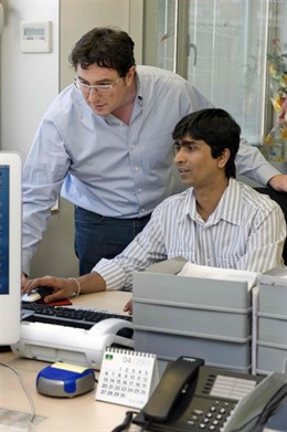 Empleo, inmigrantes, ordenador, oficina