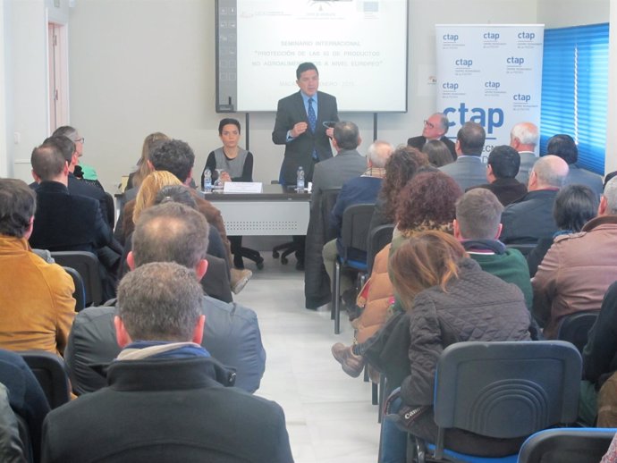 Gerente del CTAP, Dori Ramos y el secretario general de Economía, Gaspar Llanes