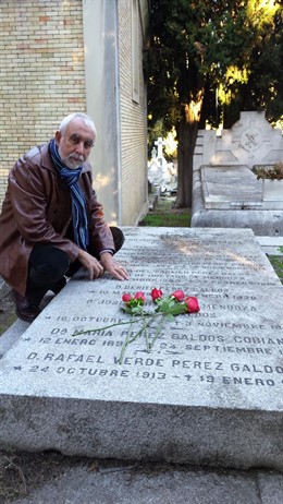 El PSOE denuncia el estado de abandono de la tumba de Galdós en Madrid