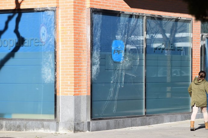 Imagen del acceso a la sede del PP-Huesca tras el ataque premeditado.
