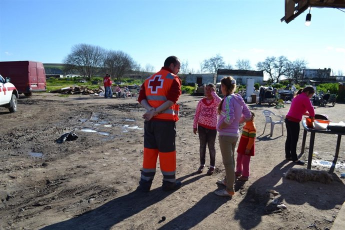 Voluntarios de Cruz Roja en un asentamiento de inmigrantes