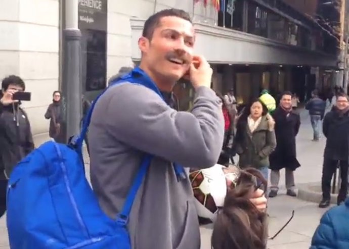 Cristiano Ronaldo disfrazado, sorprende a un niño en plena plaza de Callao