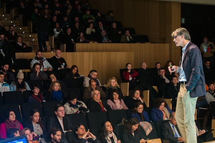 Juan Martínez Barea, en una ponencia en Almonte. 