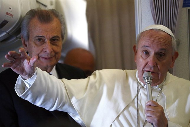 El Papa en su rueda de prensa en el avión 