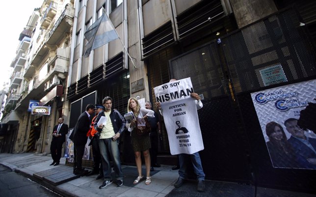 Un hombres sostiene una pancarta sobre Alberto Nisman