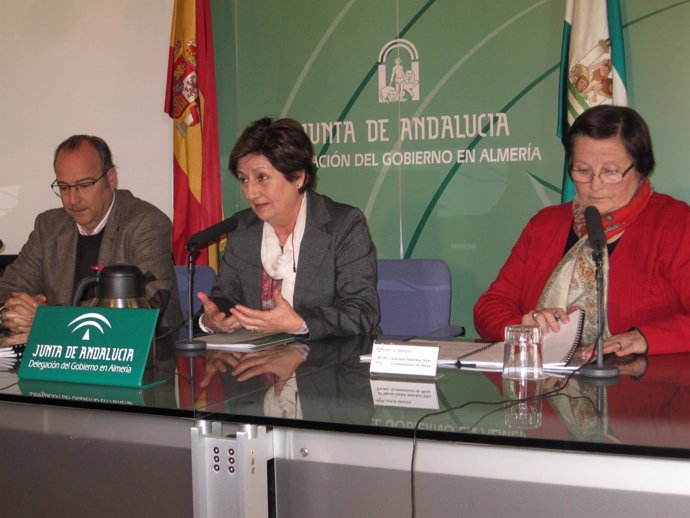 En el centro, la delegada territorial de Fomento en Almería, Encarna Caparrós