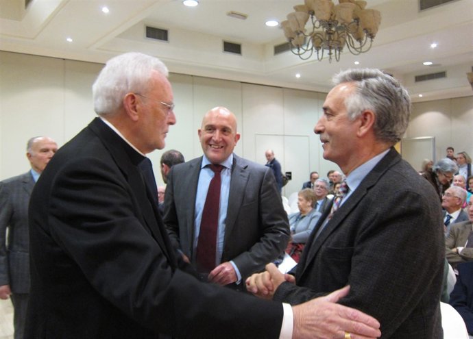 Amigo Vallejo saluda a Artemio Domínguez en presencia de Jesús Julio Carnero