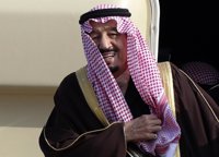 El rey Salman designa a su hijo Mohamed ministro de Defensa y nombra al titular de Interior segundo sucesor
