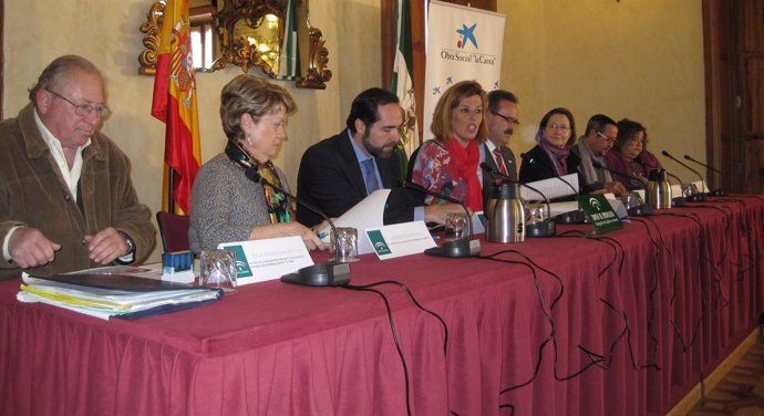 Ferrer presenta las actuaciones en materia social junto a Cajasol y la Caixa