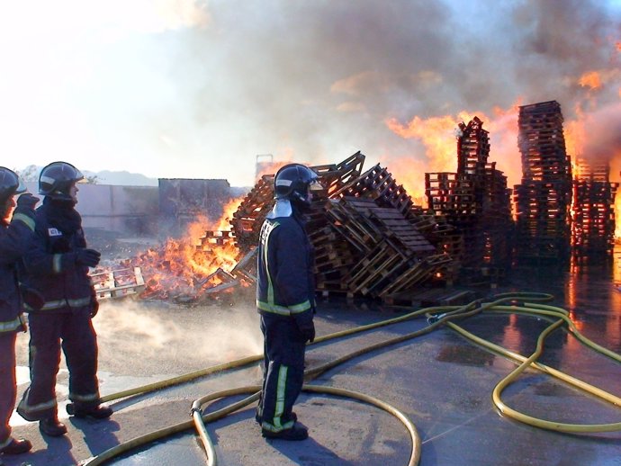 Bomberos del CEIS controlan un incendio en una fábrica de palets en Fortuna