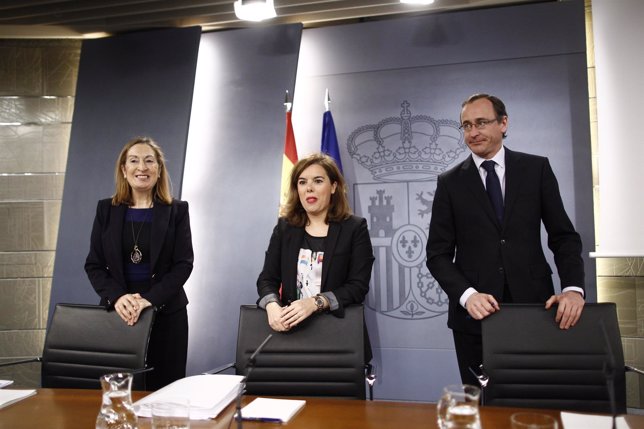 Ana Pastor, Santamaría y Alfonso Alonso tras el Consejo de Ministros