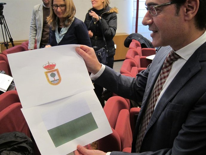  Ruiz Muestra El Nuevo Escudo Y La Nueva Bandera De Fuente Álamo
