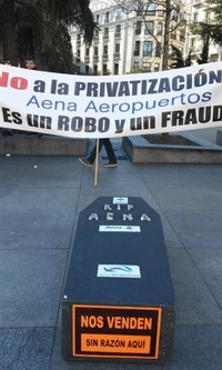 PSOE e IU protestan frente al Congreso con un centenar de trabajadores de Aena contra la privatización