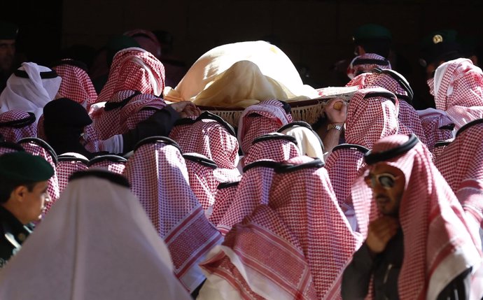 El rey Abdalá es transportado durante el funeral