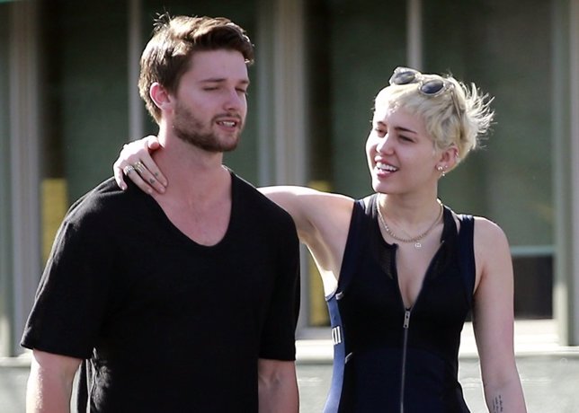 Miley Cyrus y Patrick Schwarzenegger paseando por las calles de Los Angeles