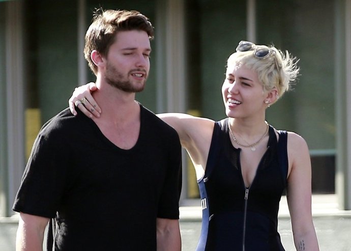 Miley Cyrus y Patrick Schwarzenegger paseando por las calles de Los Angeles