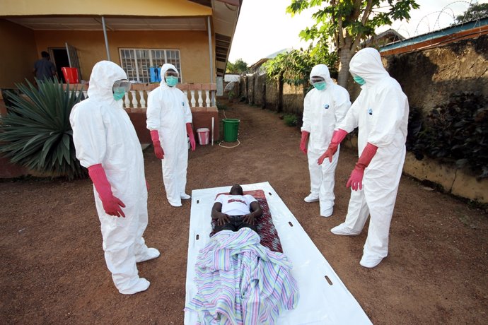 Sanitarios preparando a un enfermo para trasladarlo.