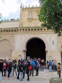 Turistas en el Patio de los Naranjos, ante una de las entradas a la Mezquita