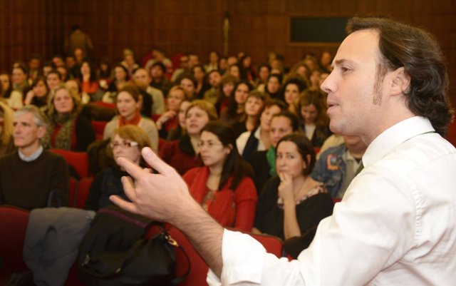 Leandro Fernández Macho impartiendo la conferencia