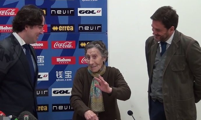 Carmen Martínez, la anciana desahuciada, ayudada por el Rayo Vallecano