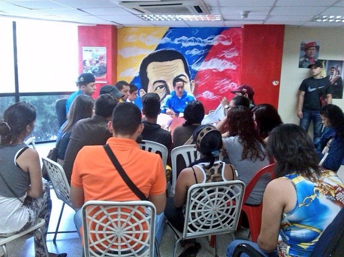 Robert Serra con responsables parroquiales de la juventud del PSUV